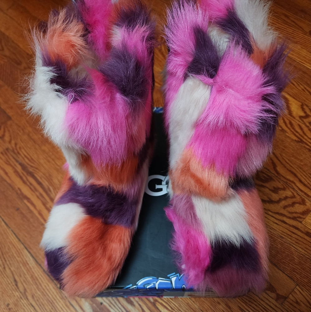 UGG AUTHENTIC Shag It Crazy Vibrant Boots Never worn Size 9